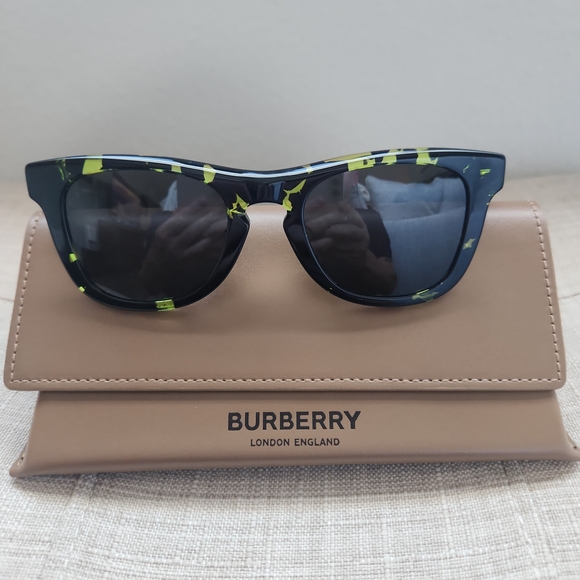 Burberry Green Havana  Sunglasses. #unisex - Picture 1 of 11